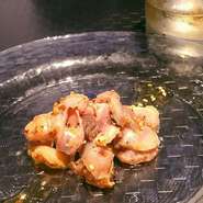 わさびがほんのりピリッ！食感はジャリ！肉でも刺身でも合いj-inAn一押しメニューです。
アボカド豆腐/生野菜/カプレーゼ/他　500円
本日のおすすめ/ローストビーフ/生ハム/他　700円