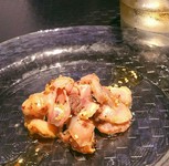 わさびがほんのりピリッ！食感はジャリ！肉でも刺身でも合いj-inAn一押しメニューです。
アボカド豆腐/生野菜/カプレーゼ/他　500円
本日のおすすめ/ローストビーフ/生ハム/他　700円