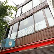 駅前から音楽通りを野毛方面へ。野毛3丁目交差点で左折です。