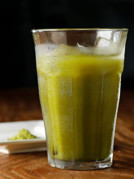 お茶どころの定番、濃いグリーンが爽やかな『静岡茶割り』