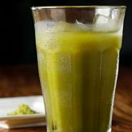 静岡茶の粉末を溶いたもので焼酎を割る飲み方で、「静岡割り」とも呼ばれるスタイルです。お茶の風味と香りをしっかりと感じられます。どんな料理とも相性が良く、店で一番人気のドリンク。
