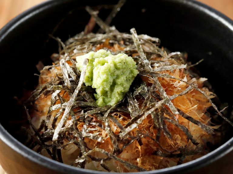 静岡から仕入れる黒はんぺん、香り高い本わさび、静岡茶