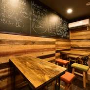 木の温もりとナチュラル感が心地いい空間は店主の手づくり。カウンター席の丸太チェアも評判で、落ち着いて過ごせます。その日のおすすめを記した黒板メニューから好きなものを選んで、どうぞごゆっくり!