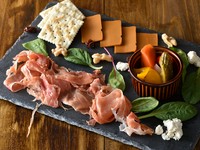 お好きなチーズ&タパスから自由に選べる『前菜3種盛り』