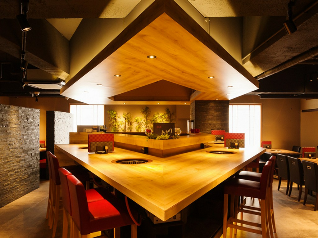 洗練されたカウンター席は、ムード満点。大人のカップルに人気