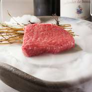 赤身肉ですが非常に柔らかく、脂が少なめで肉汁もたっぷり。
上品なお味が特徴です。