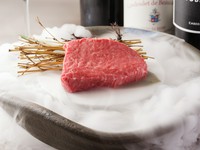 赤身肉ですが非常に柔らかく、脂が少なめで肉汁もたっぷり。
上品なお味が特徴です。