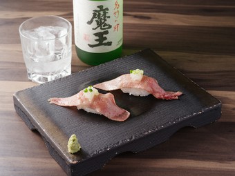 サーロインを贅沢な寿司で味わう『牛トロ炙り握り』