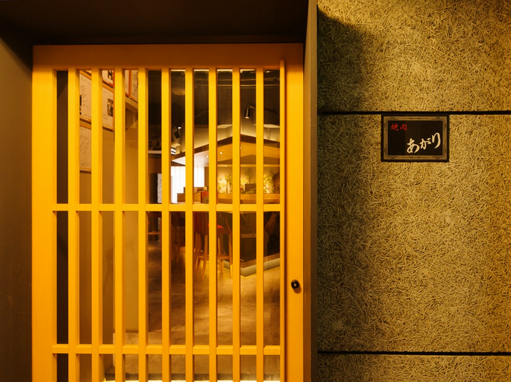 駅から徒歩1分。都会の喧騒を忘れさせてくれる大人の隠れ家