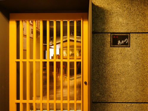 駅から徒歩1分。都会の喧騒を忘れさせてくれる大人の隠れ家