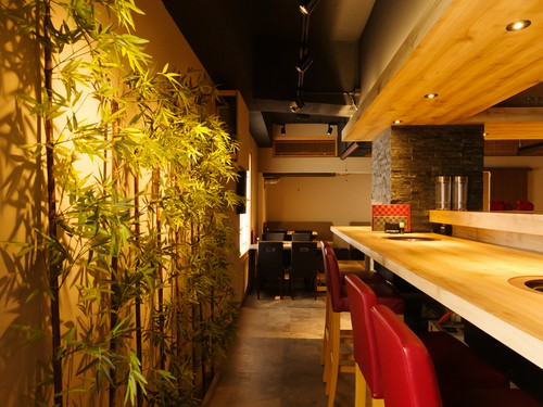 高級感が漂いつつも、木目を基調とした癒やしの空間