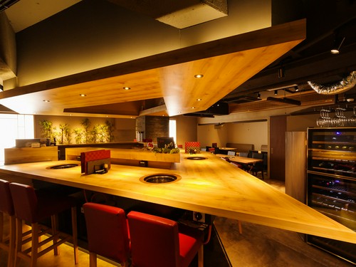 店こだわりのカウンター席。大切な人との語らいの場に