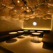 言わずと知れた有名スポット・河原町にお店を構えている【koe　donuts　kyoto】。ブレイクタイムにはもちろん、テイクアウトして食べ歩きにもオススメ。2人で京都観光に訪れた際には、ぜひ立ち寄りたい一軒です。