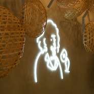 お店のオリジナルキャラクター「ドーナツ博士」は、イラストレーター・長場雄氏が手がけたもの。店内にはフォトスペースも用意されており、みんなで記念撮影するのにピッタリです。