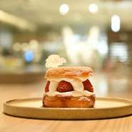 ドーナツに合わせて丸いデザインの器を採用。メニューに合わせて白や黒、ガラスなど、さまざまなものを使い分けています。ドーナツのかわいさをより引き立ており、見ているだけでワクワクさせてくれます。