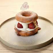 お店のシグネクチャーでもある一品です。特製シロップに浸したドーナツ生地、まろやかで優しい甘みの和三盆クリーム、フレッシュで甘酸っぱいイチゴの相性は抜群。とろけるような食感に、思わず笑みがこぼれます。