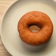 店内で毎日挽いている有機の小麦全粒粉を使ったドーナツ。もちもちとした食感がポイントです。シンプルながら甘みも強く、ちょっとしたオヤツにピッタリ。
・プレーン・和三盆糖・ ピンクストロベリー etc.