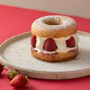 旬のいちごをたっぷり使った新食感のドーナツショートケーキ。
いちごのフレッシュな甘さと和三盆の優しい甘みが口いっぱいに広がります。