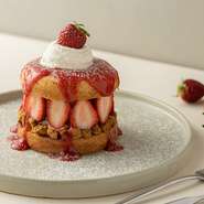 さっぱりとしたクリームチーズと、食感が楽しいクランブルを間に挟んで
濃厚ないちごソースをかけました。
いちごの味わいとチーズの組み合わせが抜群なドーナツメルトです。