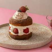 ドーナツメルトの生地にオリジナルのコーヒーシロップをしっかりと染み込ませ、
マスカルポーネチーズを組み合わせた、ティラミス風ドーナツメルト。
口溶けの良い生地とマスカルポーネのコクが相性抜群です。