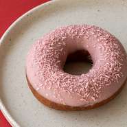もちもち食感のkoe donuts生地に、
いちごチョコレートと有機ココナッツをトッピング。
いちごにマッチしたココナッツの食感や風味が楽しめるドーナツです。