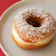 しっとりふわふわ食感のイーストドーナツ生地に、
自家製いちごジャムとバタークリームを組み合わせたシンプルなジャムサンド。
朝食にもおすすめです。