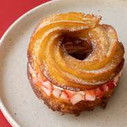 卵の風味が濃厚なクルーラー生地に、
いちご風味のバタークリームとフレッシュいちごをたっぷりサンド。
ケーキのような食べ応えがあるドーナツです。