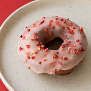 サクサク食感のオールドファッション生地に
自家製いちごソースと有機シュガーのグレーズの組み合わせ。
いちごの酸味と甘みが絶妙な王道のドーナツです。