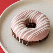 ビターチョコと有機クランベリーをたっぷり練り込んだ焼きドーナツ生地に、
濃厚ないちごチョコをトッピング。
見た目もかわいいしっとりドーナツです。