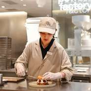 全ての製造を店内で行い、ゲストの目の前でドーナツをつくるスタイルが特徴の【koe　donuts　kyoto】。お店のこだわりを伝えるとともに「見て楽しく、食べておいしい新感覚ドーナツ」で魅了してくれます。