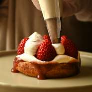 「オーガニック」「天然由来」「地産地消」を軸に食材を厳選。京都・美山町産の卵や牛乳、国内産のフレッシュなイチゴなど、こだわりの素材のみを使用し、多彩なドーナツに昇華しています。