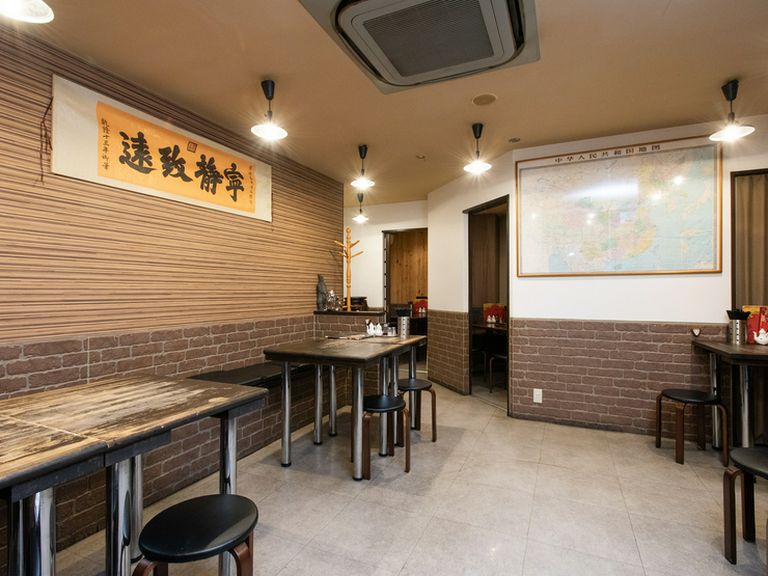 1階テーブル席は古き良き時代のレストランをイメージ