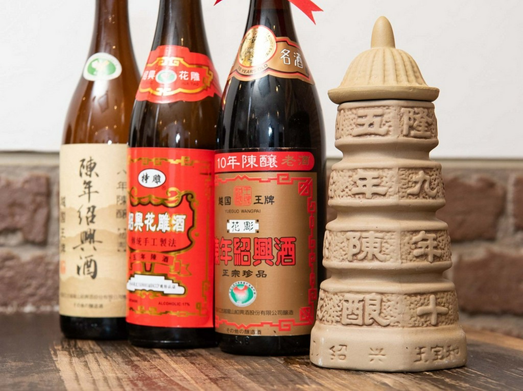 紹興酒は三年もの～十五年ものまで取り揃え