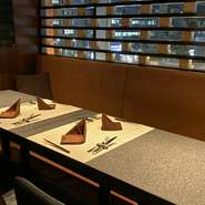 最大8名様迄の少人数様の歓送迎会等に当店の半個室をお使い下さい。個室料金等はかかりません。また飲み放題は、ワイン・焼酎・生ビール・日本酒・ウイスキー・ソフトドリンク等お一人様3,500円にて承ります。