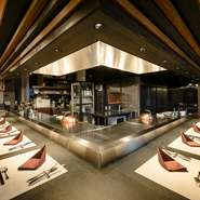 リゾート感のある店内では、壁面に石材や木材など自然の素材が使われており、ゆったりと過ごせるお店です。どこか隠れ家的な雰囲気も漂っており、日常を忘れて心ゆくまでくつろげるよう工夫されています。