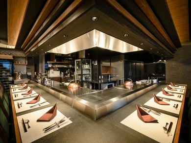 リラックスできるこだわりのリゾート空間で、鉄板焼き料理に舌鼓