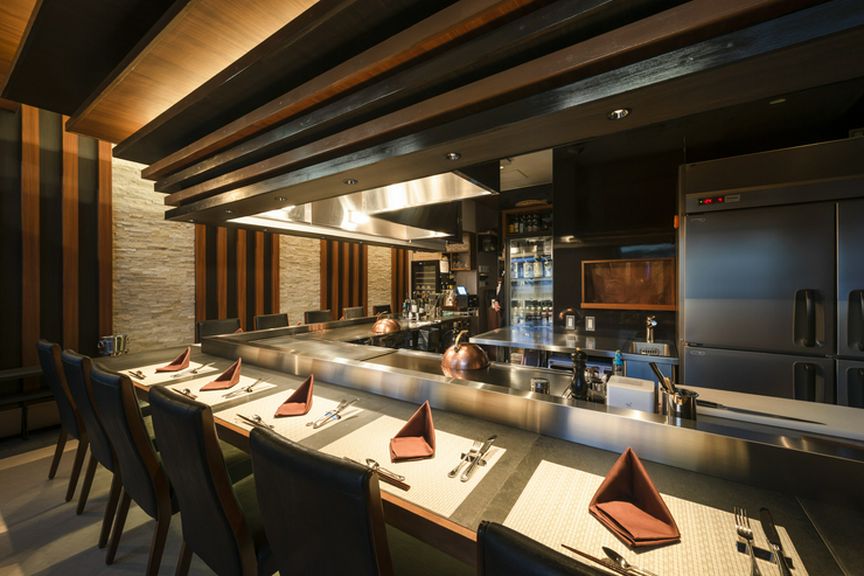 横並びのお席でのカウンターがメインの本格的鉄板焼店