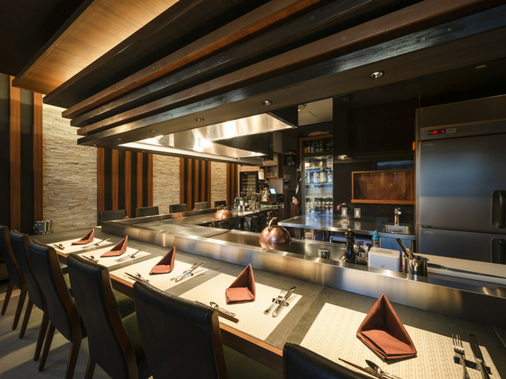 横並びのお席でのカウンターがメインの本格的鉄板焼店