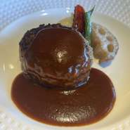 和牛100％のハンバーグとなります。