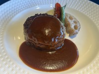 和牛100％のハンバーグとなります。