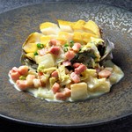 活きた鮑をそのまま蒸し焼きにして特製のソースでご提供させて頂きます。