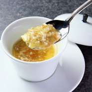 賛沢な気分にさせてくれる逸品。滑らかな舌触りと濃厚な味わいを楽しめます。フランにのせるソースやスープは、旬の食材を活かしてつくられるため季節によって変化。フランとは、日本風に言うと「茶碗蒸し」です。