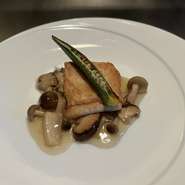 時季の白身のお魚を鉄板焼きで調理してご提供させて頂きます。