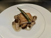 時季の白身のお魚を鉄板焼きで調理してご提供させて頂きます。