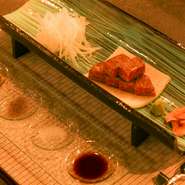 本日の前菜
フォアグラフラン
旬のお魚の鉄板焼
黒毛和牛ランプステーキ80g
(黒毛和牛サーロイン70ｇ変更＋2,200円)
淡路島産玉ねぎ
白米（ガーリックライスに変更＋440円）
お味噌汁・香の物
デザート・コーヒー