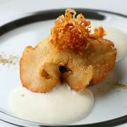 日本一のフカヒレ水揚げ量を誇る気仙沼から、直送で仕入れています。強い食感のあるフカヒレを、生姜とネギが香るチキンコンソメスープで煮込むことで、やわらかく、さらに美味しく仕上げています。