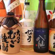 夏は爽やかな冷酒、秋はひやおろしなど、季節ごとに日本酒を入荷。常時15～20種類ほど揃い、訪れるたびに様々なお酒が楽しめます。ほかにも、焼酎やウイスキーなど多彩なお酒が充実。