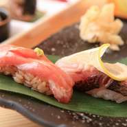 漁港から直接仕入れる房総の地魚や厳選した国産マグロなど、素材はどれも吟味を重ねたものばかり。シャリは赤酢と白酢を使い分け、ネタとの一体感を追求しています。2種類のウニの食べ比べも楽しみ。