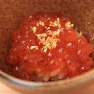 出汁をベースとした自家製イクラは、一般的な醤油漬けとは異なる独特の味わい。赤酢のシャリとのバランスも抜群で、ふわりと香るゆずが爽やかな風味を添えています。上にのせた金箔が高級感をプラス。
