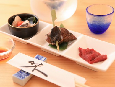 珍しいサメの心臓が美味。日本酒によく合う彩り豊かな『前菜盛り』